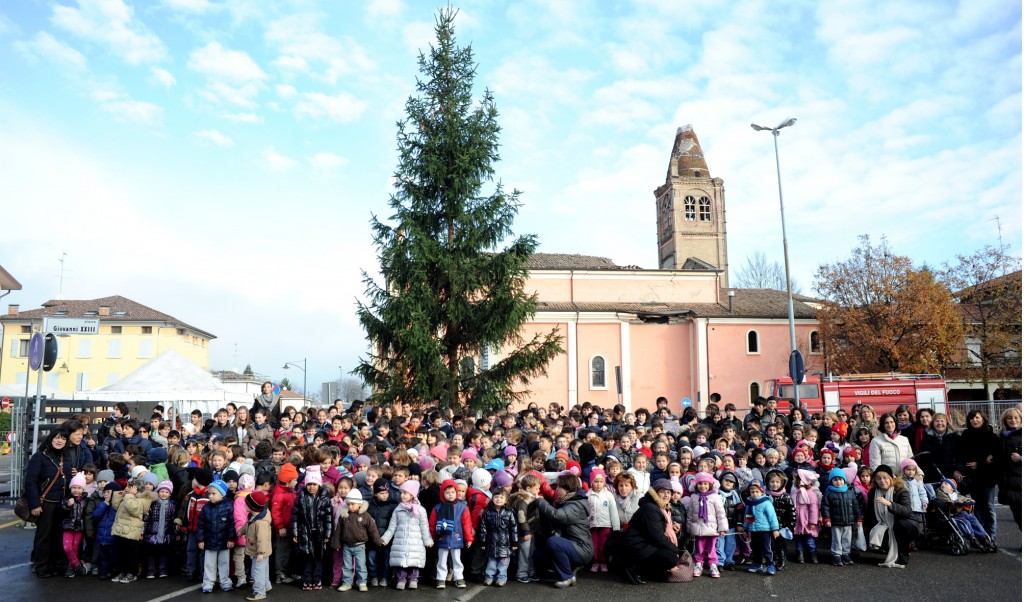 Abete di Natale: i bambini di Rovereto festeggiano l'arrivo dell'Abete regalato dagli amici Alpini